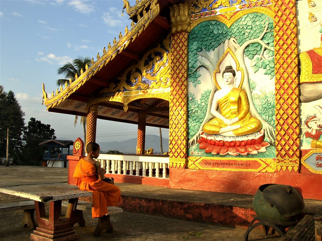 Consejos y curiosidades sobre Laos - Niño budista - Huay Xai