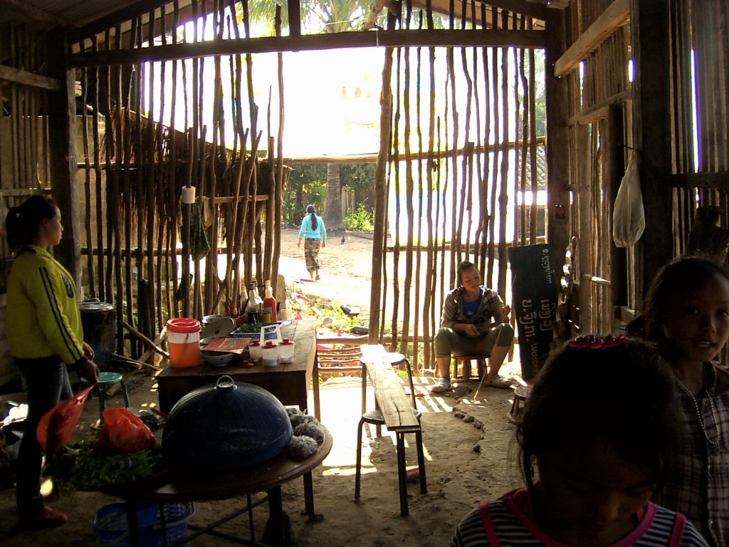 Laos - Muang Sing en bicicleta - Interior de una casa