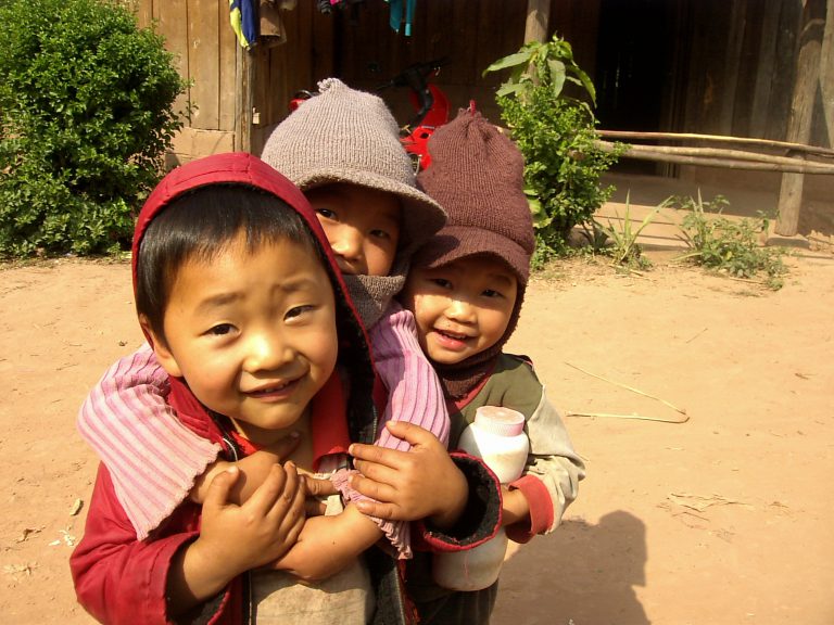 Laos - Muang Sing en bicicleta - Niños jugando en la calle