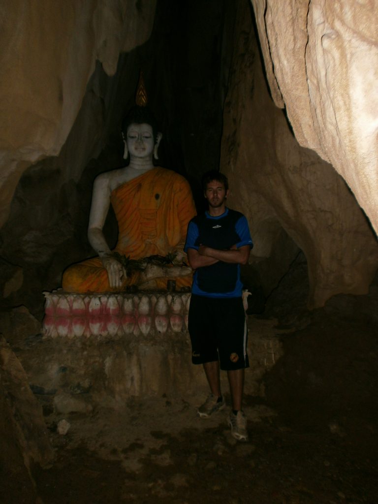 Laos - Buda en cueva