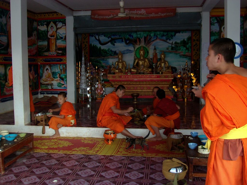 Huay Xai - Monjes en el templo desayunando