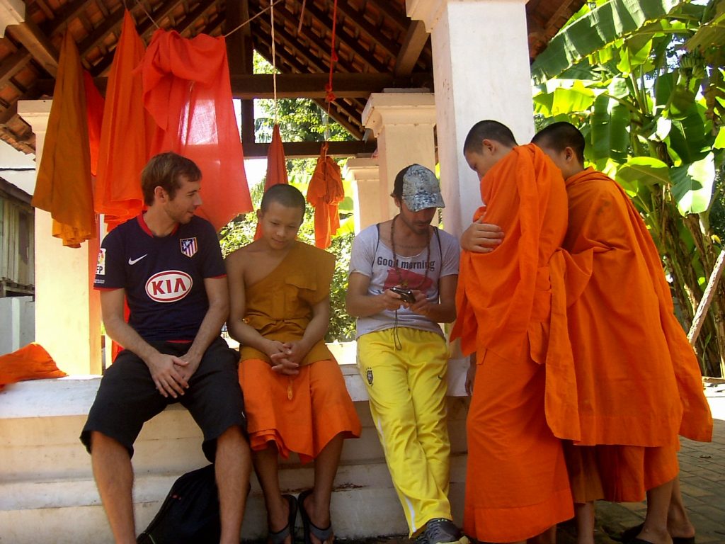 Laos - Charlando con monjes