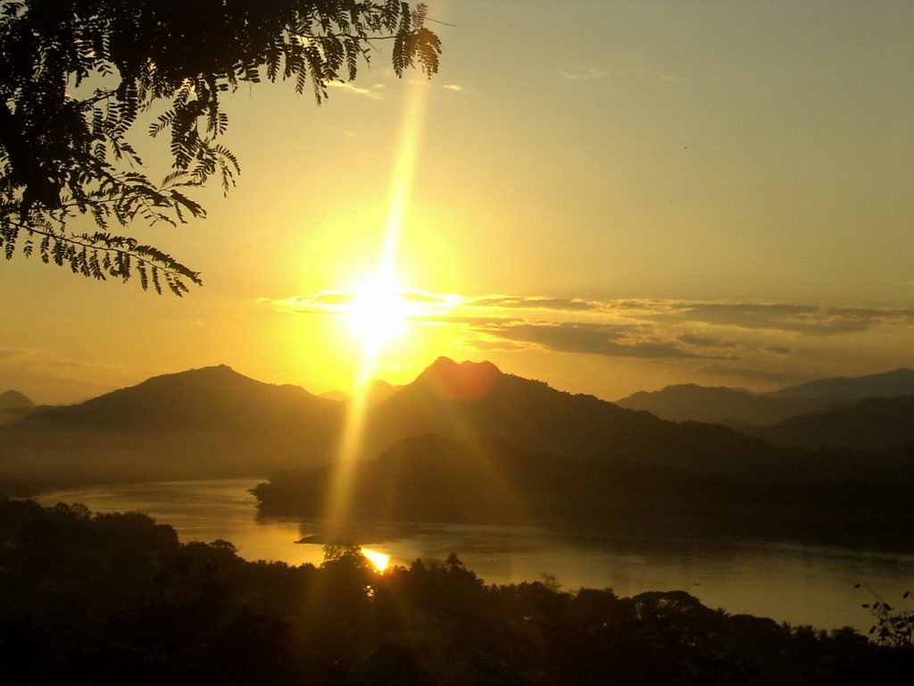 Laos - Anochecer Mekong Monte Phou Si