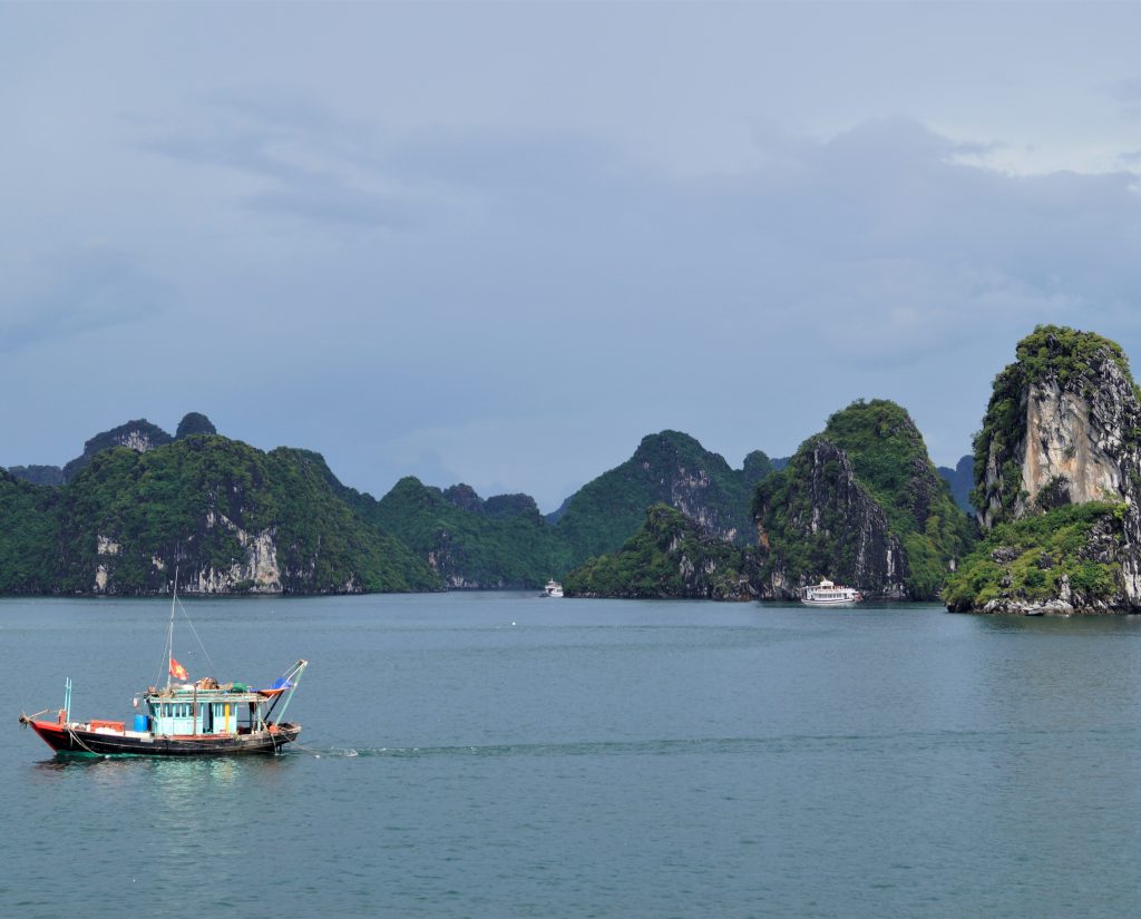 Guía de viaje de Vietnam - La bahía de Halong, mostrando sus formaciones rocosas.