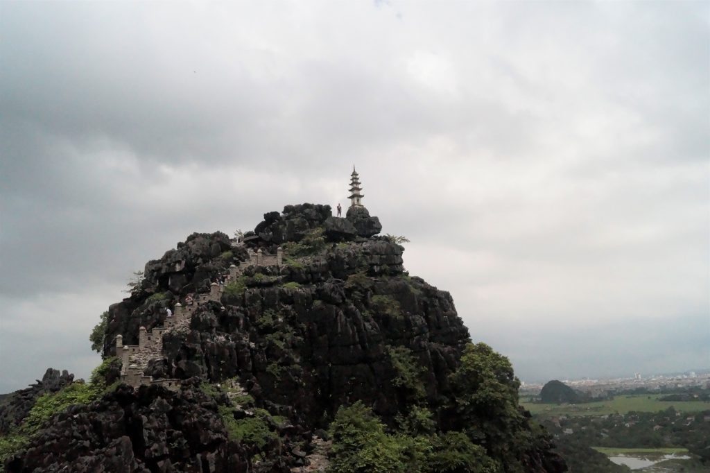 Cima de una montaña kárstica en Ninh Binh, Vietnam