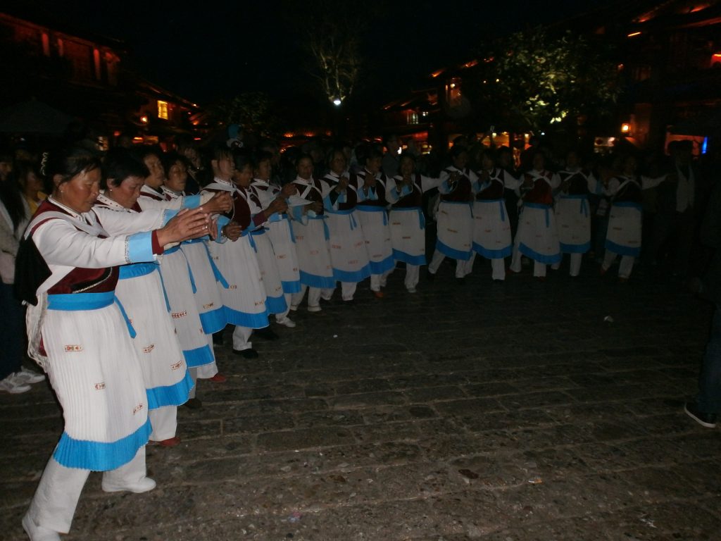 Yunnan - Old Town of Lijiang - Baile de Minorías