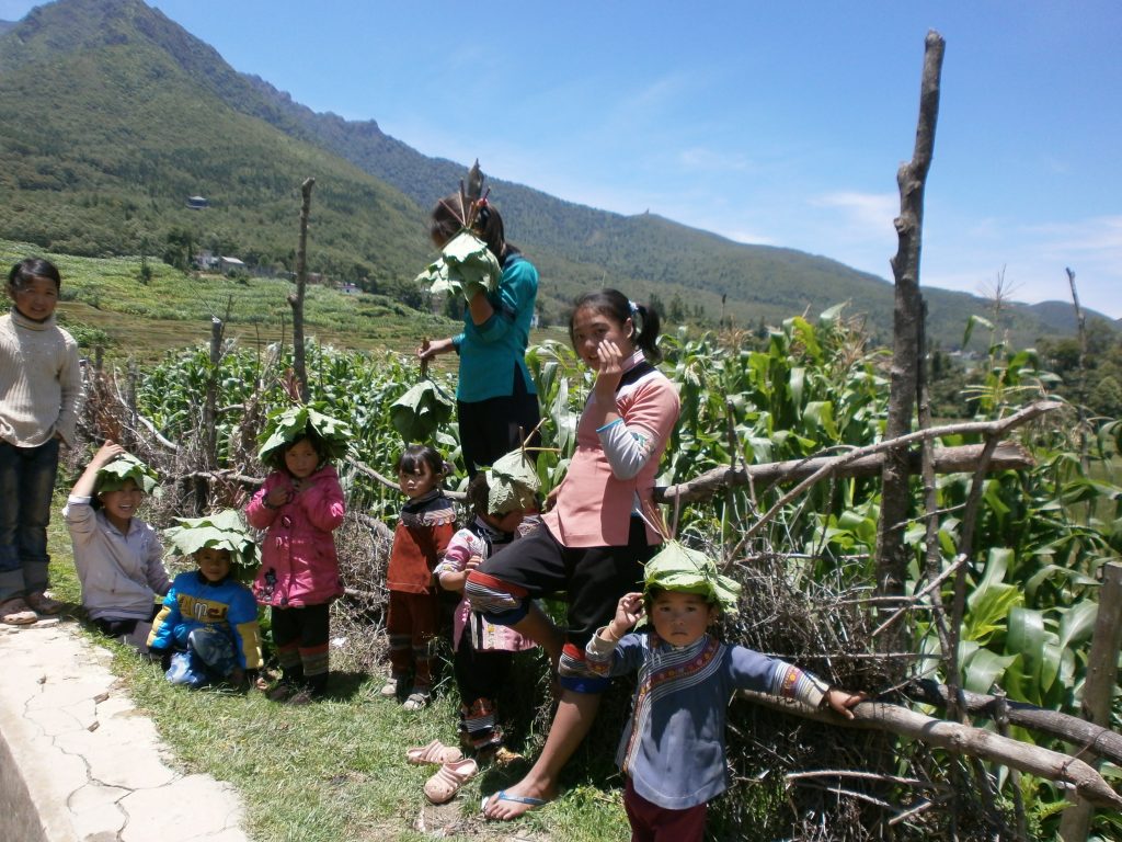 Yunnan - Yuanyang - Niños jugando por los arrozales