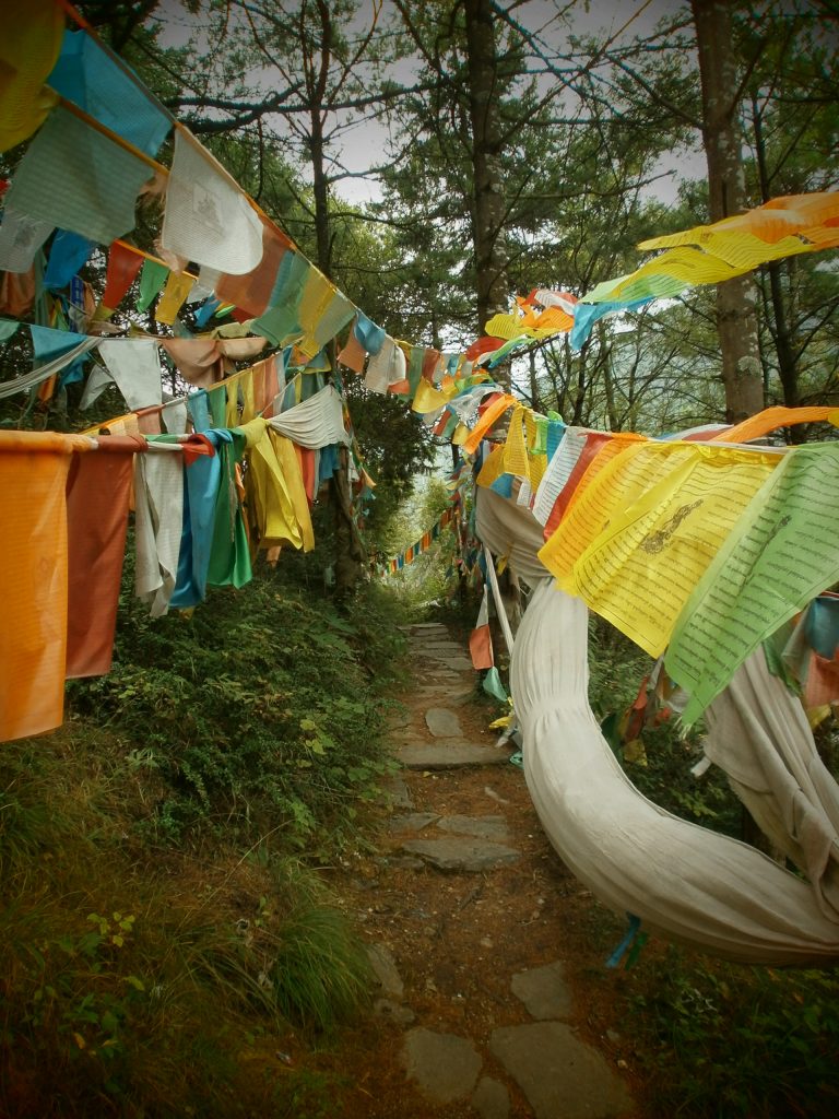 Ruta por Sichuan - Banderas de oración tibetanas