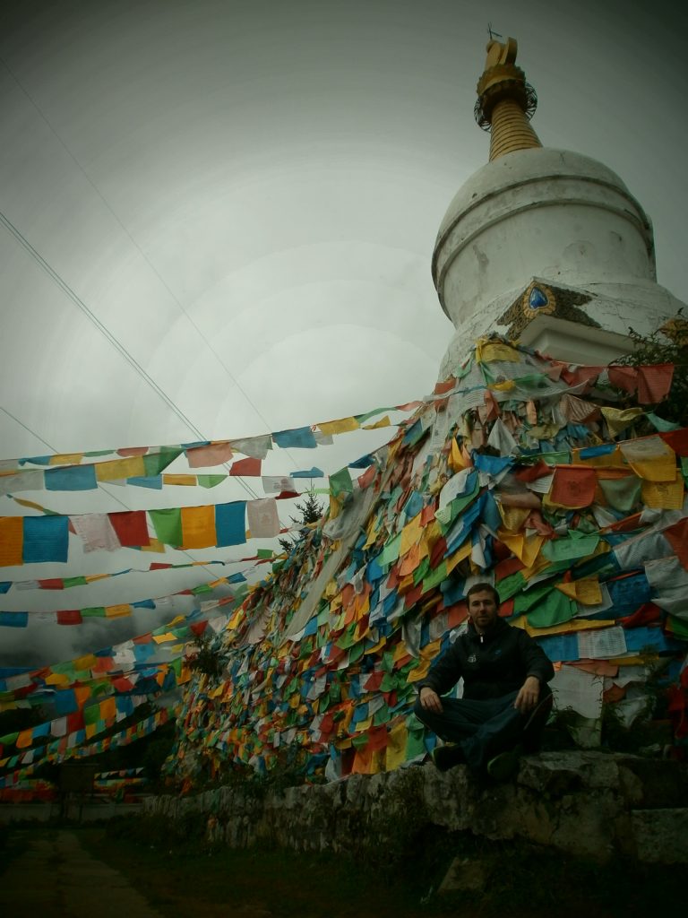 Stupa tibetana con banderas de oración en Kangding