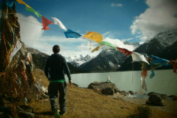 Viaje a Sichuan - Lago Xinlu con banderas tibetanas