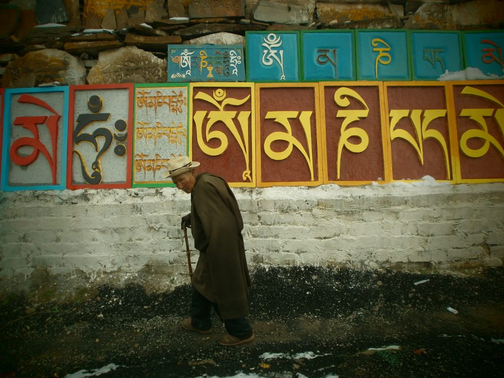 Tibetano y letras tibetanas de fondo, Litang