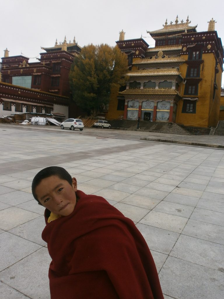 Joven monje en el Templo de Litang, Sichuan