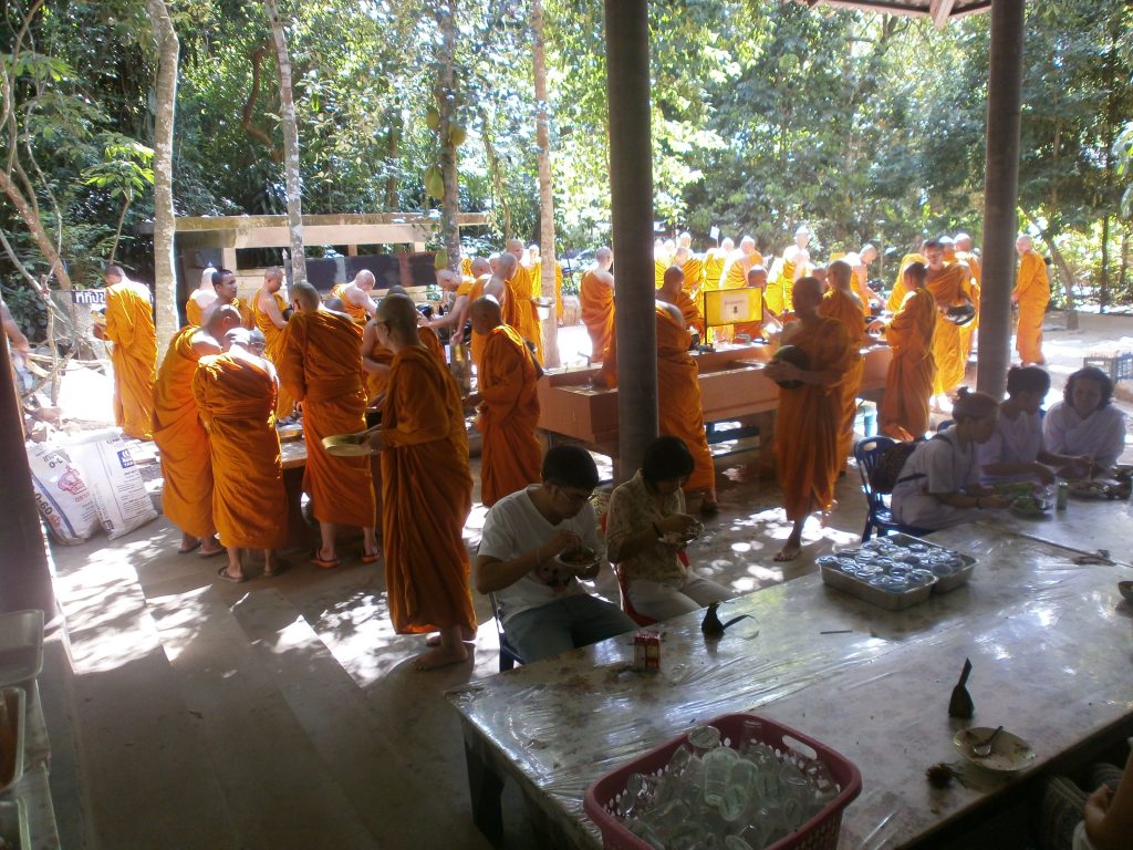 Meditación Vipassana - Hora de comer en Wat Suan Mokkh