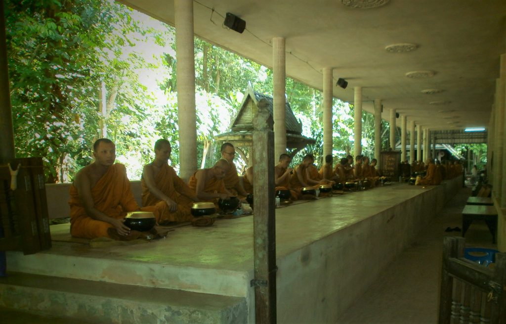 Meditación en Tailandia - Monjes Budistas en un templo