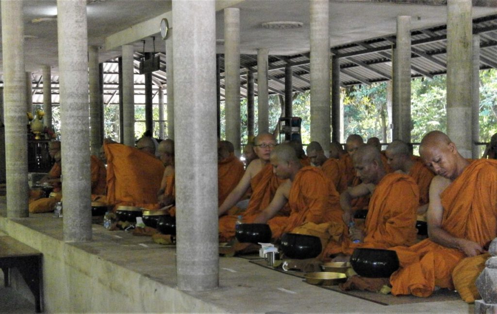 Thailand - Vipassana Meditation - Monks eating