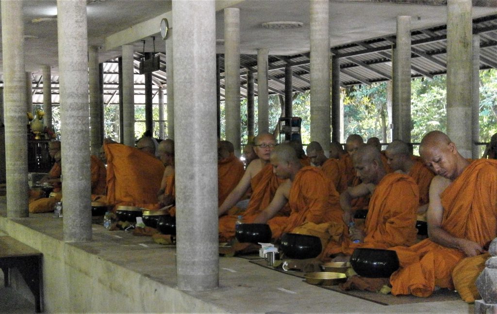 Meditación en Tailandia - Monjes comiendo