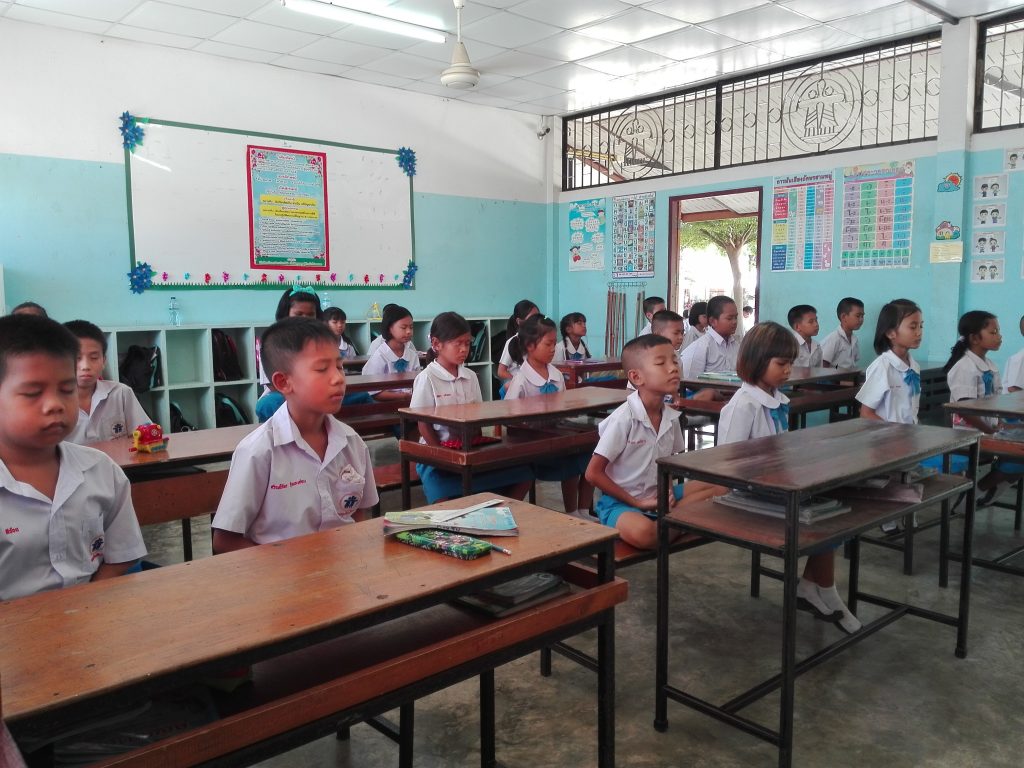 Profesor de inglés en Tailandia - Estudiantes meditando
