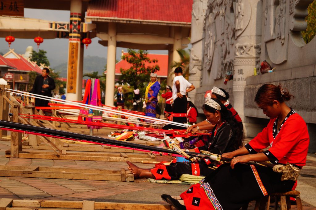 China - Yunnan - Mujeres de la Minoría étnica Wa haciendo trabajos tradicionales