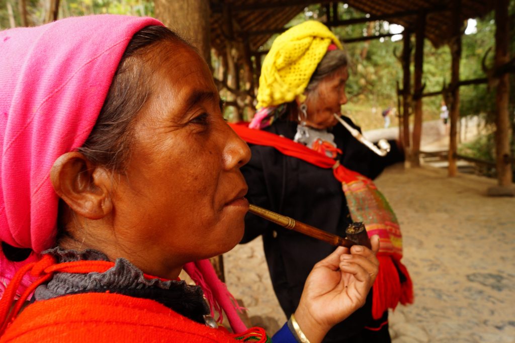 Entrada a Wengding - Mujeres  de la minoría Wa fumando