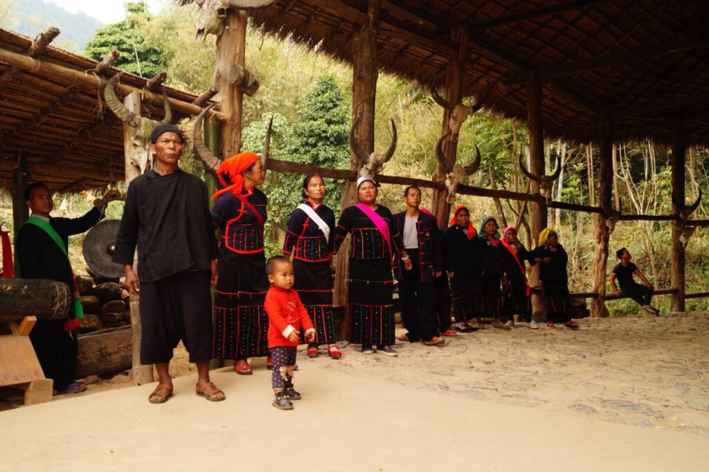 Yunnan - Wengding entrance - Welcoming Wa minority