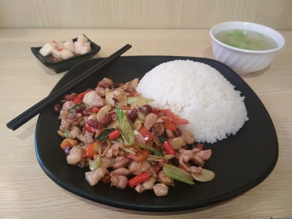 Plato de Gong Bao Ji Ding, pollo salteado con cacahuetes y verduras.