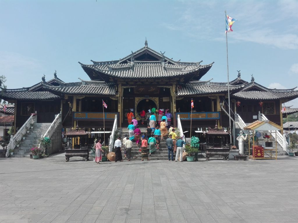 Minorías étnicas de Yunnan entrando en un templo