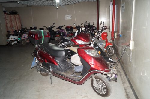 Vida en China - Parking cargando motos eléctricas