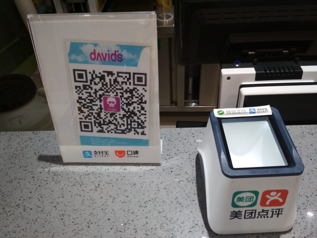 Máquina de escaneo para pagos a través de WeChat o Alipay, utilizada en una tienda en China.