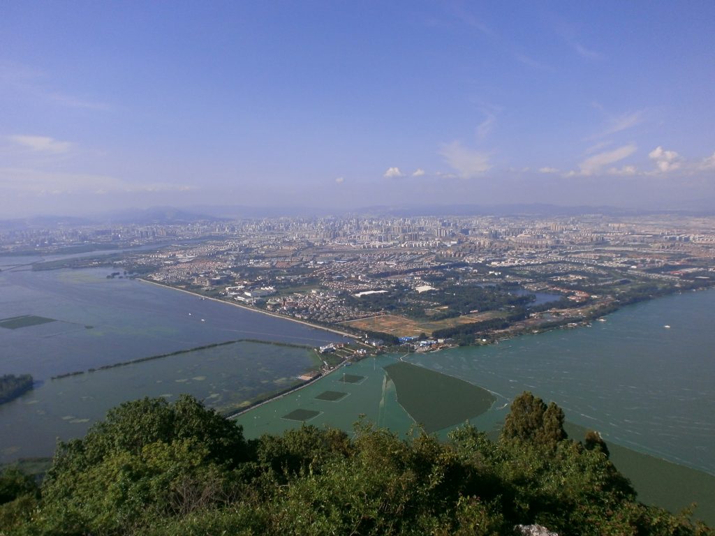 Vista panorámica de Kunming desde la Montaña Xi Shan