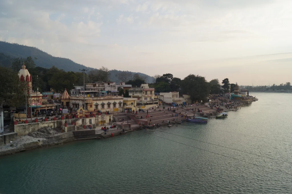 Anochecer Rishikesh y río Ganges