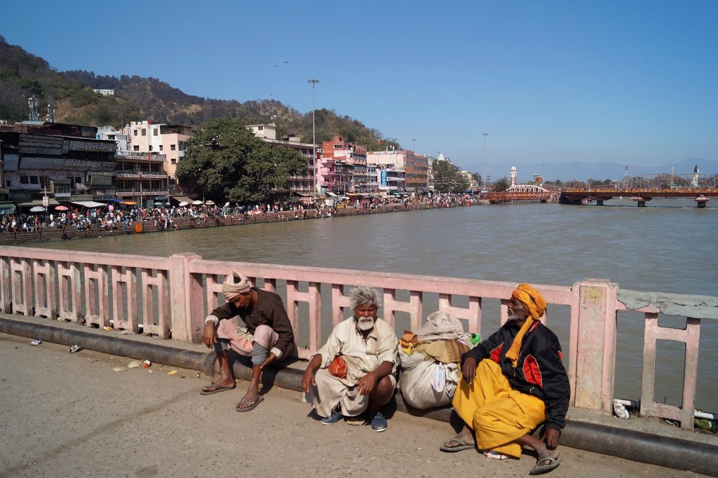 Vagabundos al lado del Río Ganges, India