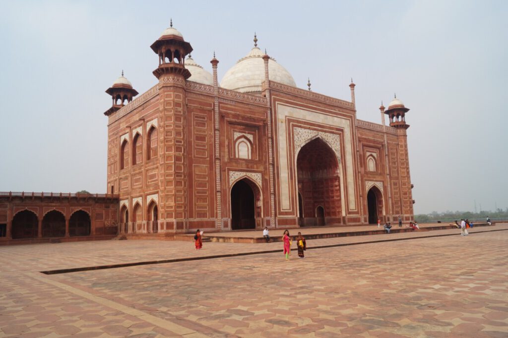 Taj Mahal, Western Mosque