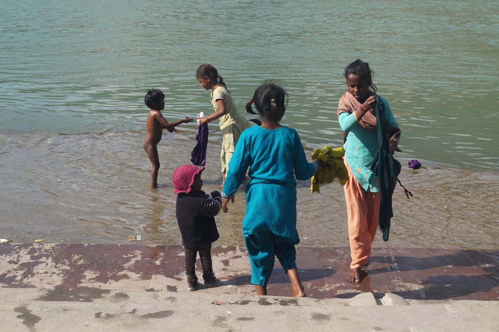 Viaje a Rishikesh - Niños en el Ganges