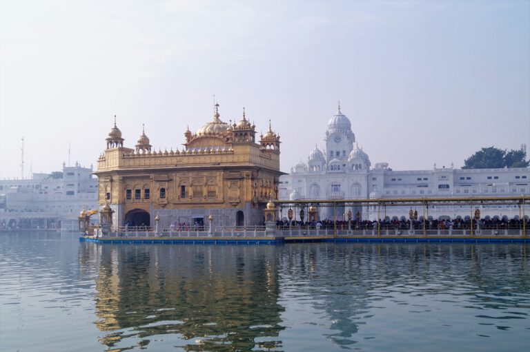 Templo Dorado de Amritsar de día, India