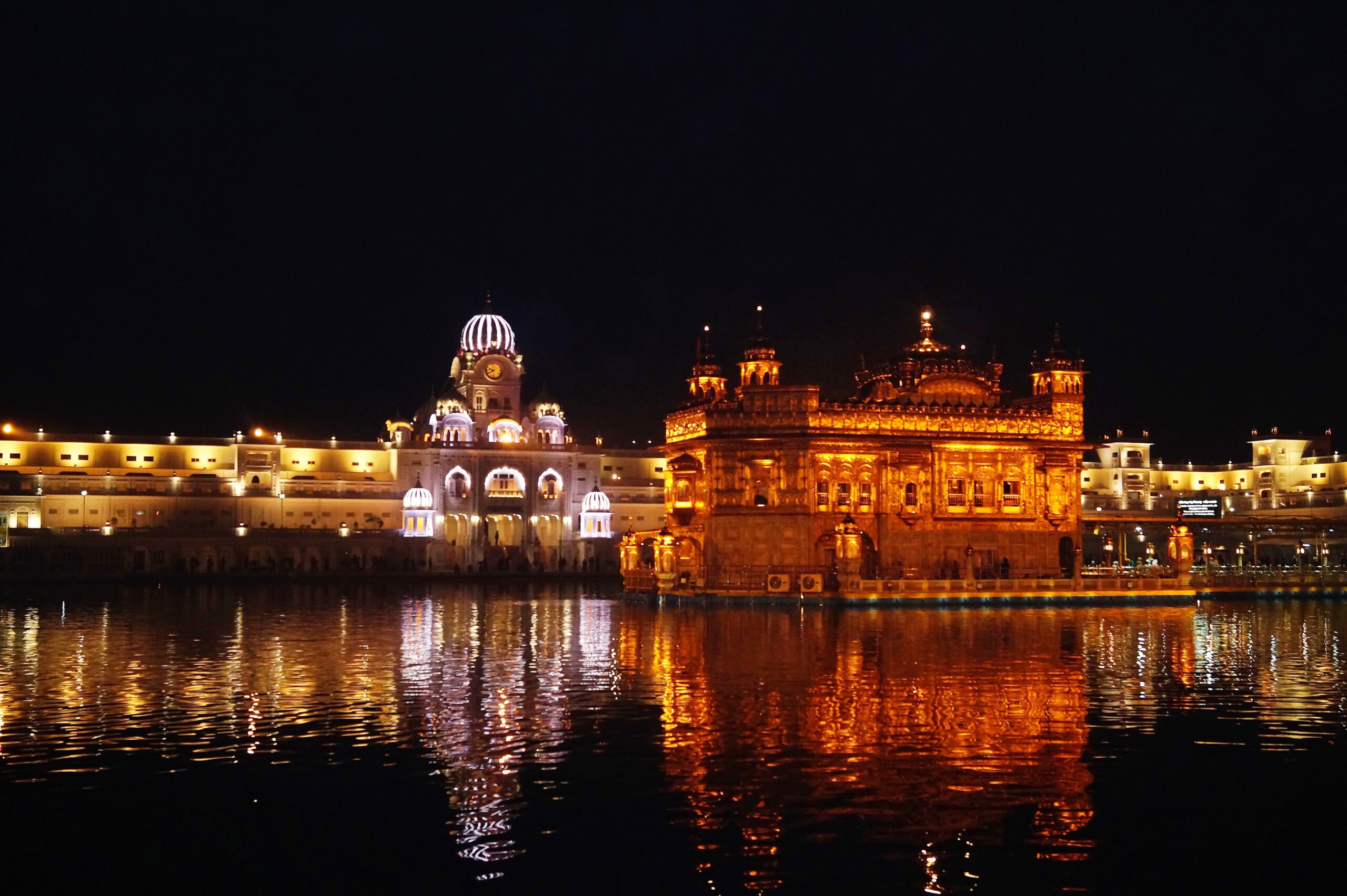 Templo Dorado de Amritsar de noche, India