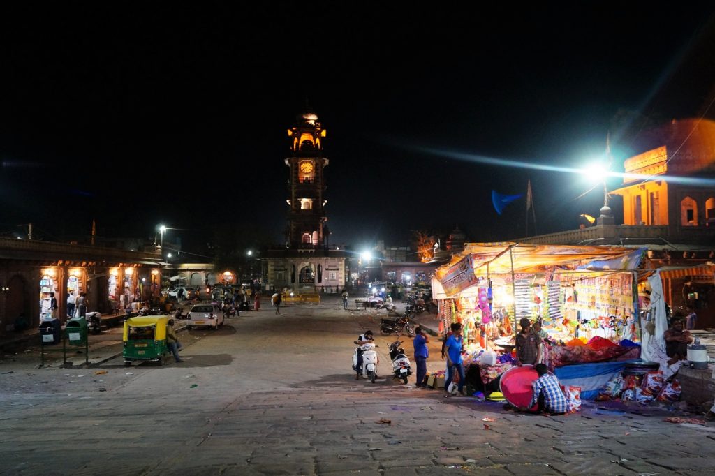 Torre Ghanta Ghar y mercado callejero ciudad azul