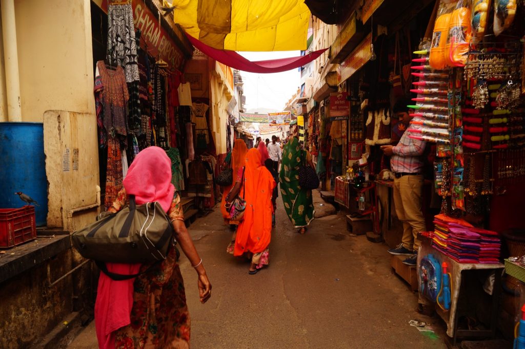 India - Bazar de la calle principal de Pushkar