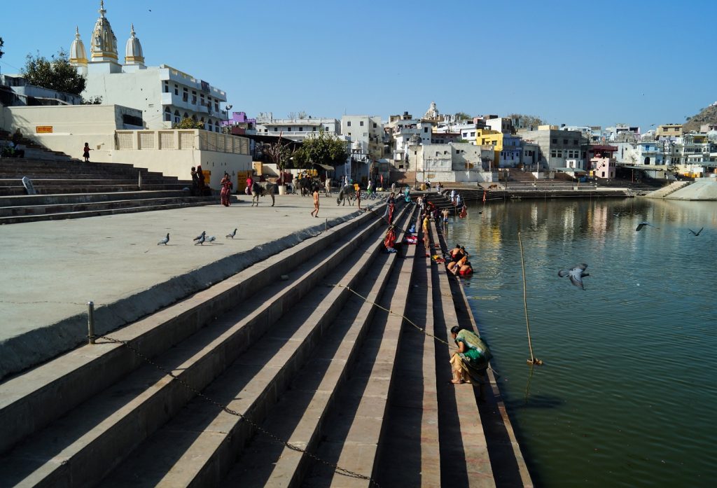 Qué ver en Pushkar - Peregrinos bañándose en el Lago de Pushkar