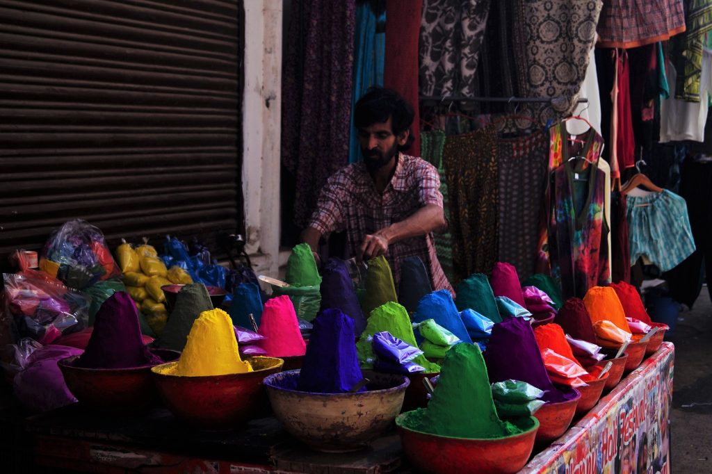 Preparando el Holi Festival, Mercado Callejero India