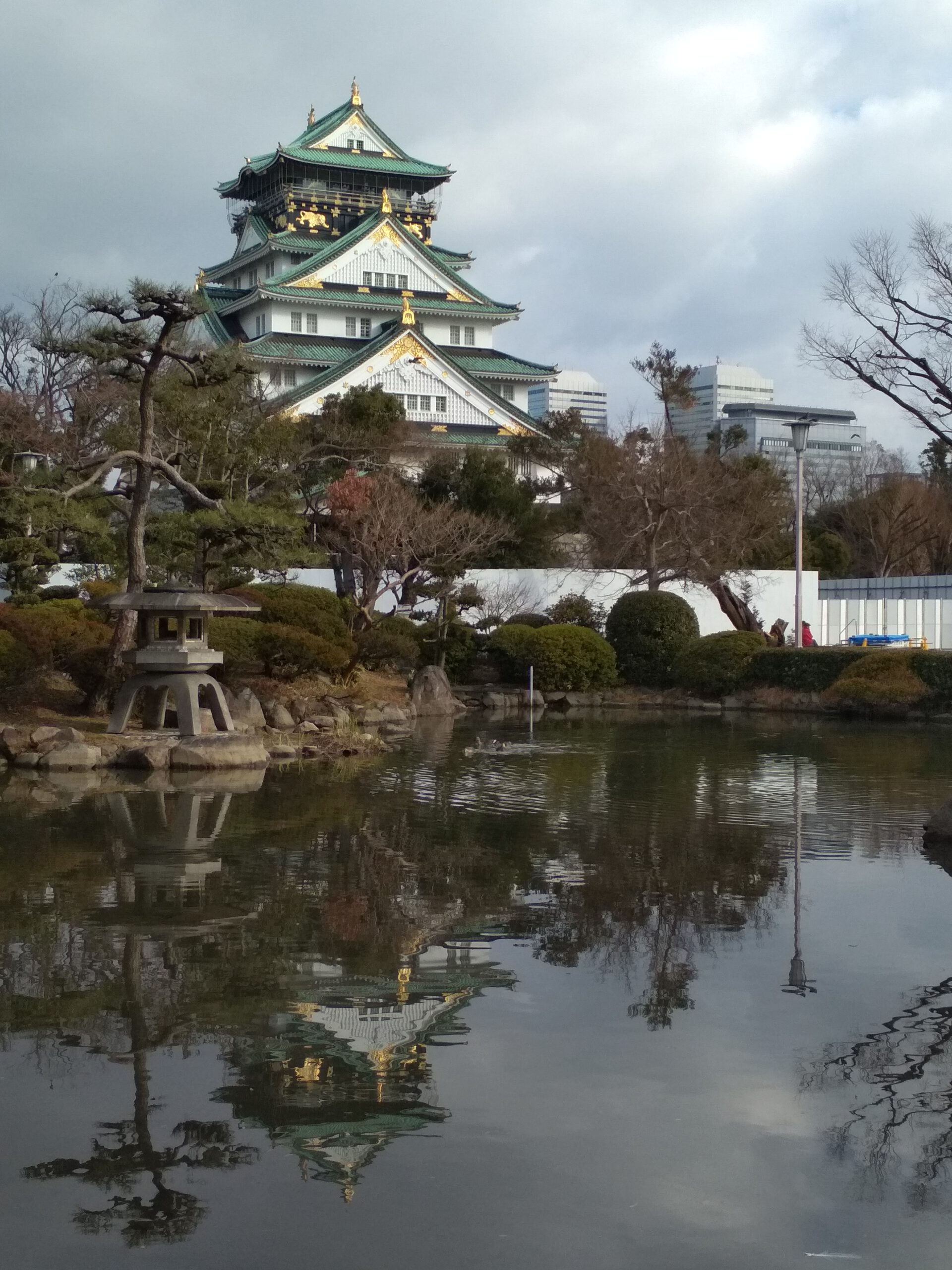 Castillo de Osaka, reflejada en el estanque