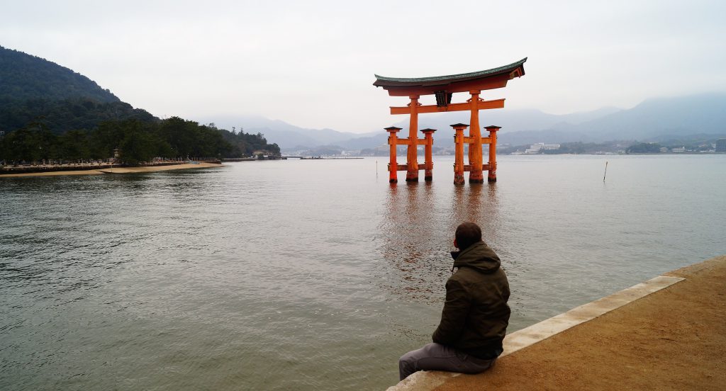 Contemplando-el-santuario-de-Miyajima