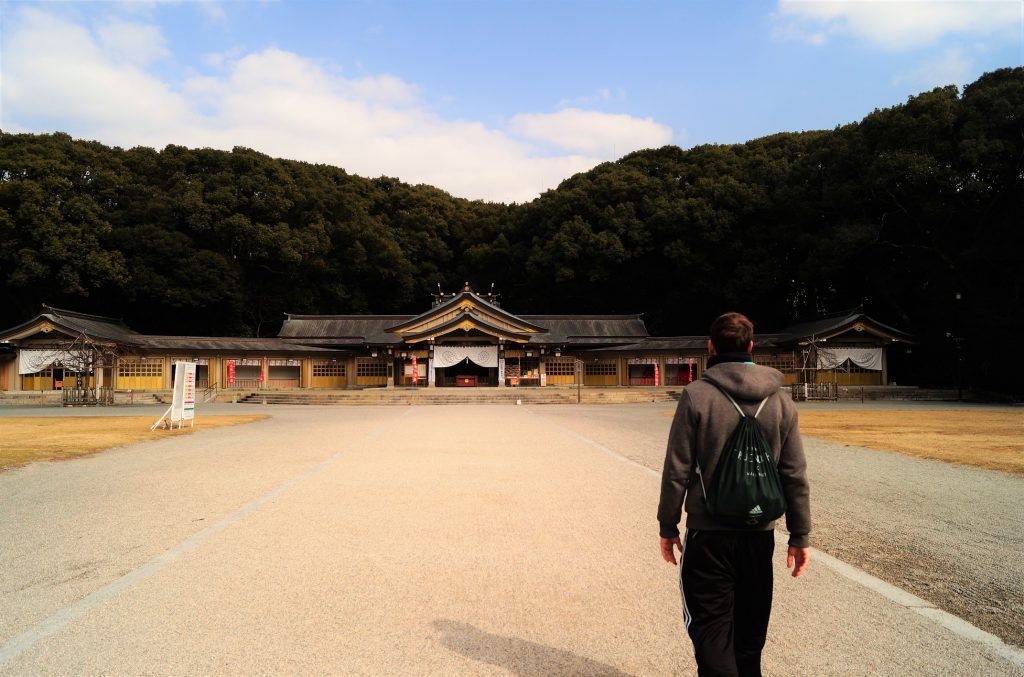 Entrando en el Santuario Gokoku, Fukuoka