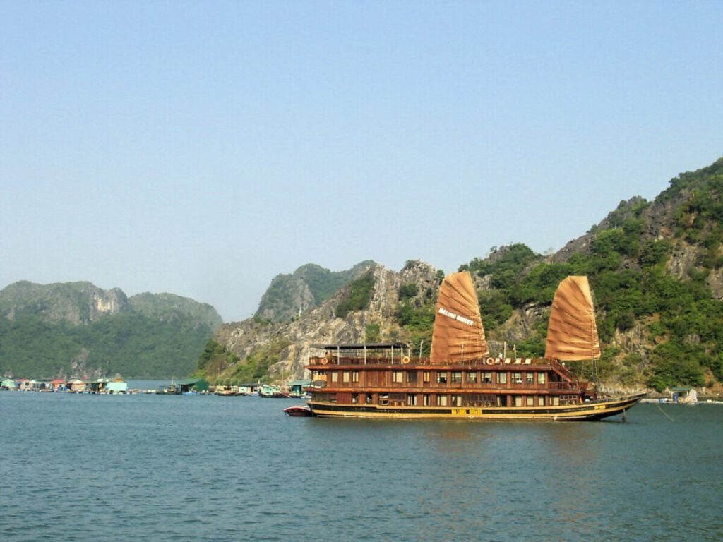 Vietnam - Halong Bay - Barco tradicional