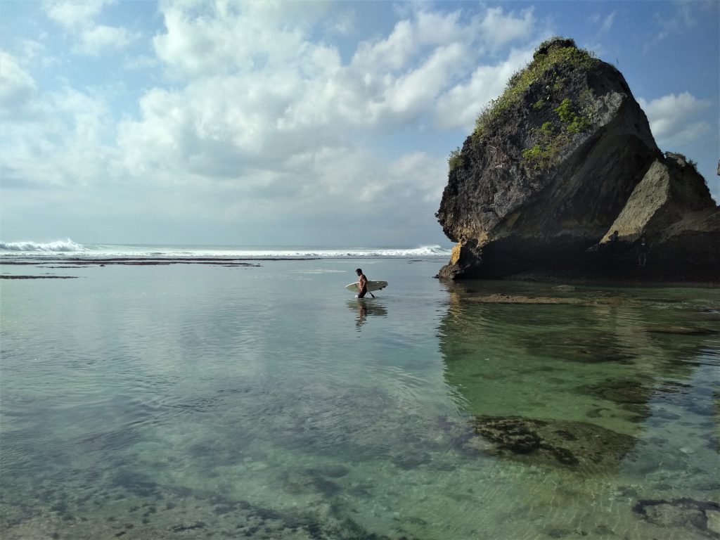 Sur de Bali - Playas de Uluwatu Playa - Suluban surfero