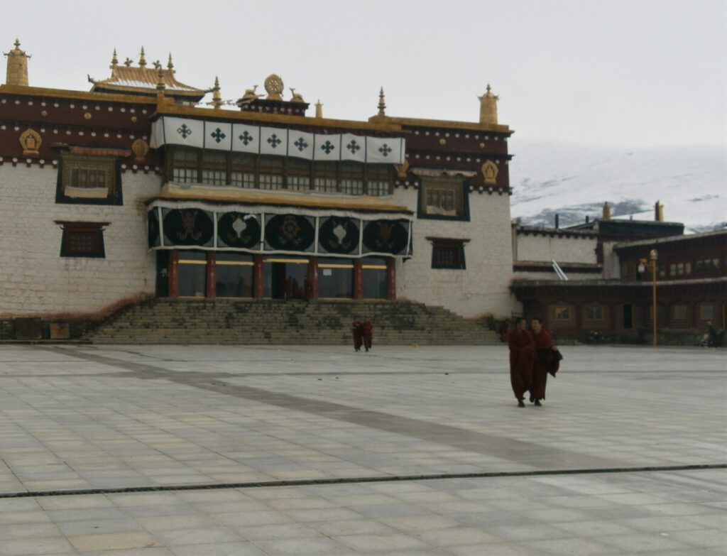 Trip through Sichuan  - Litang Temple and the young tibetan monks