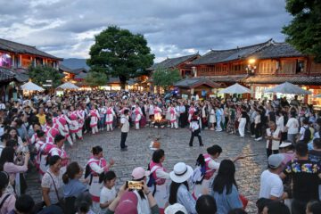 Guía China - Bailes tradicionales Naxi en la plaza principal de Lijiang, Yunnan