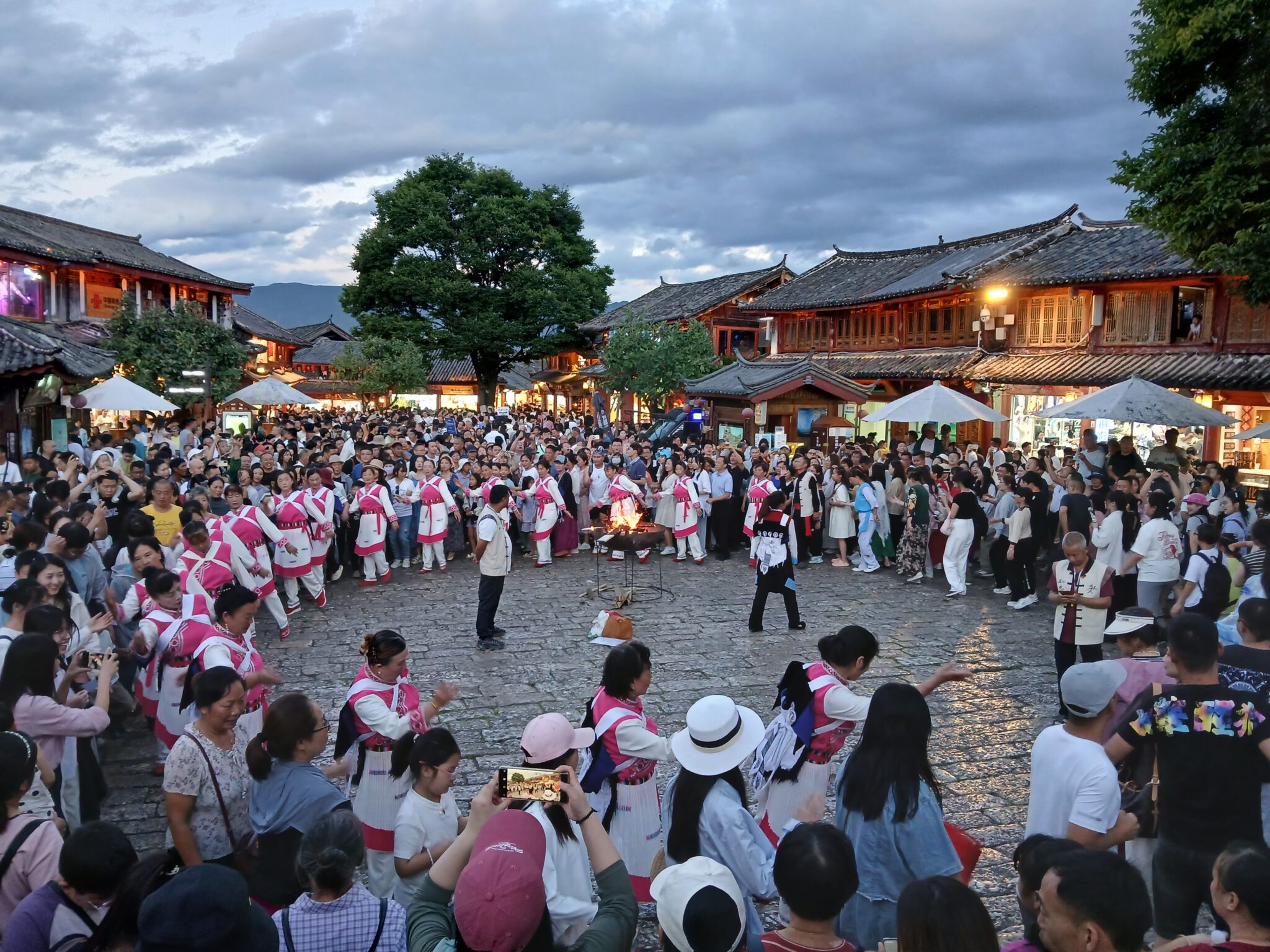 Guía China - Bailes tradicionales Naxi en la plaza principal de Lijiang, Yunnan