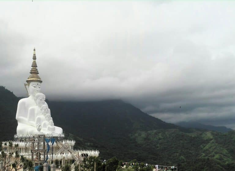 Gran buda el templo Pra That Pha Sorn Kaew, Tailandia