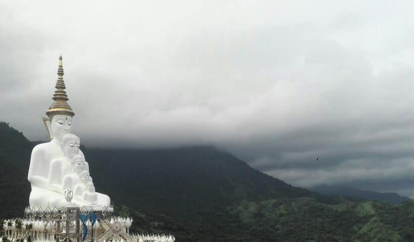 Gran buda el templo Pra That Pha Sorn Kaew, Tailandia