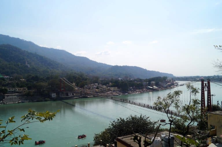 Rishikesh desde Tapovan y el río Ganges